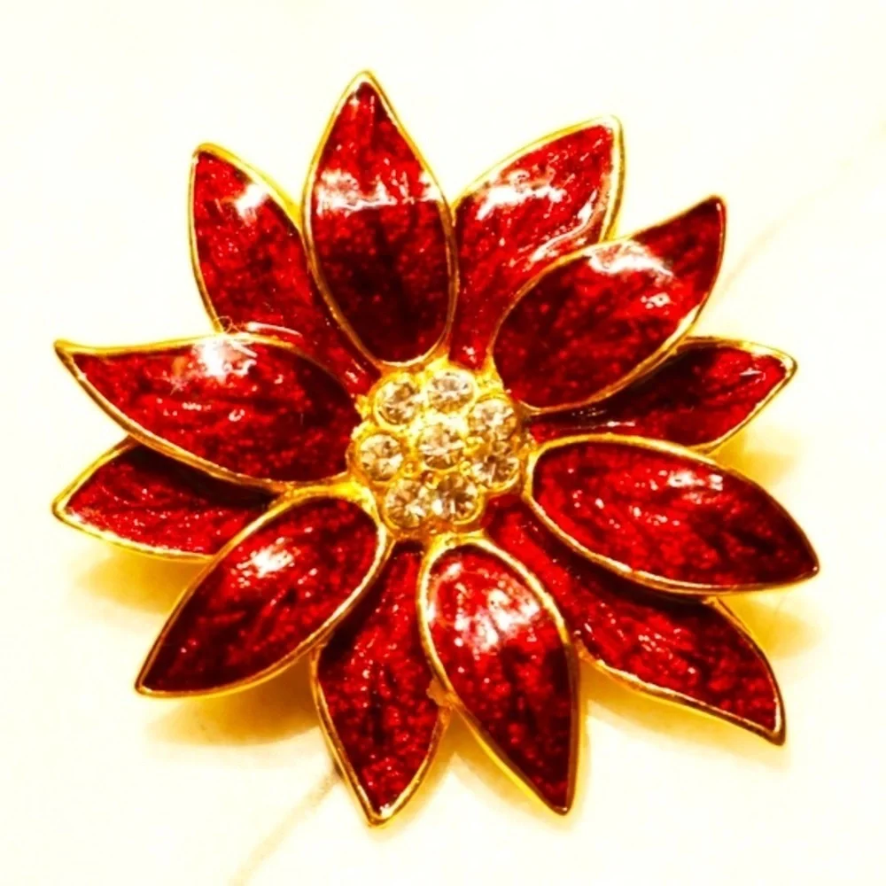 🎄💫 Vintage Poinsettia Red Enamel Gold Tone Brooch ✨
